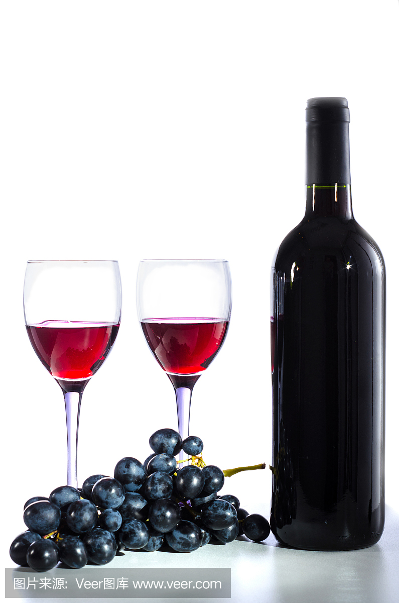 一瓶红酒,酒杯和葡萄
